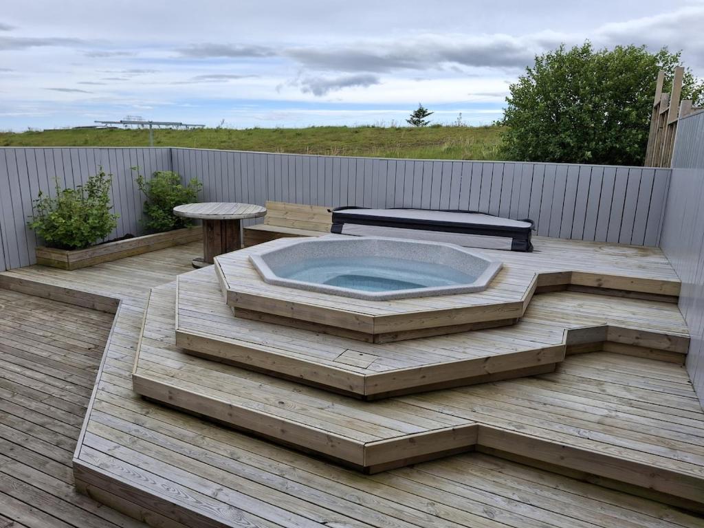 Cozy family home with hot tub, Hveragerði