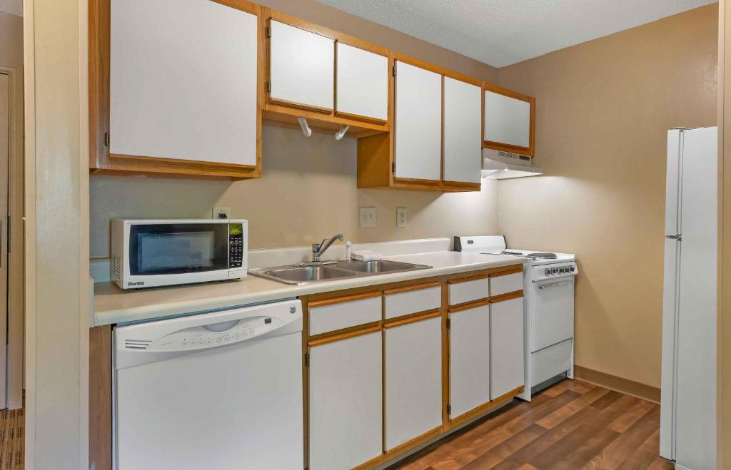 Kitchen, Extended Stay America Suites - Houston - Westchase - Westheimer in Houston (TX)