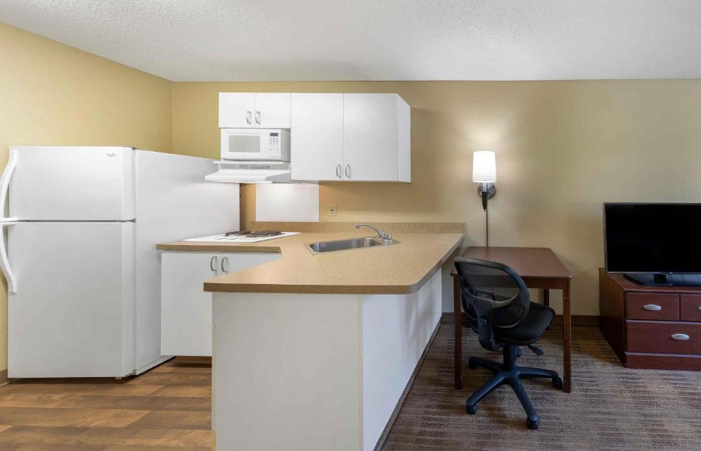 Kitchen, Extended Stay America Suites - Los Angeles - Burbank Airport in Los Angeles (CA)
