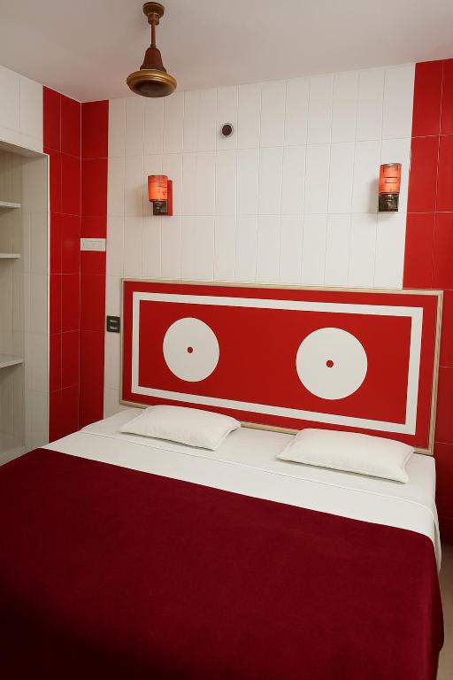 Deepak Lodge walkable Distance From ksrtc busstand, Maisúr