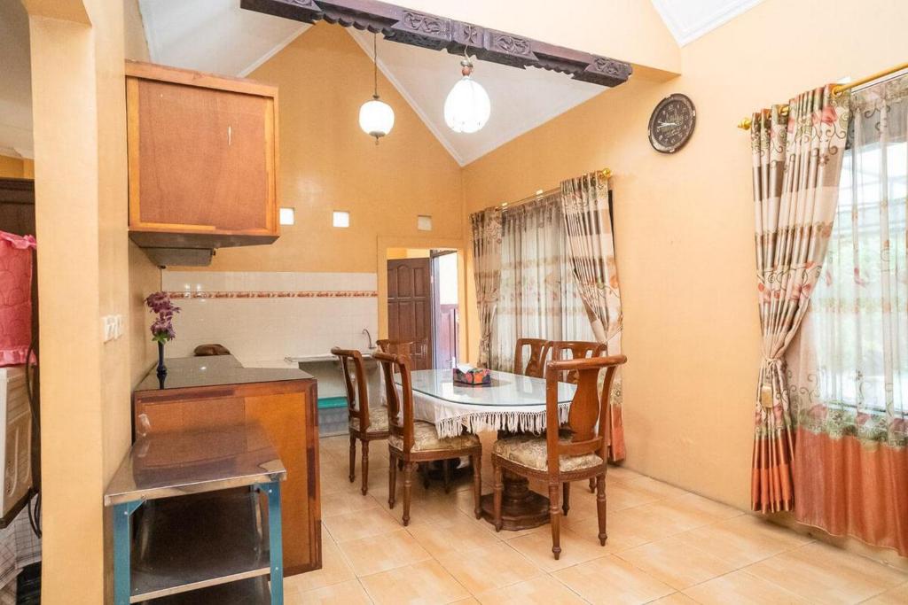 グリヤ ムスティカ ホームステイ シャリア チャンクリンガン カリウラン レッドパートナー (Griya Mustika Homestay Syariah Cangkringan Kaliurang RedPartner) キッチン