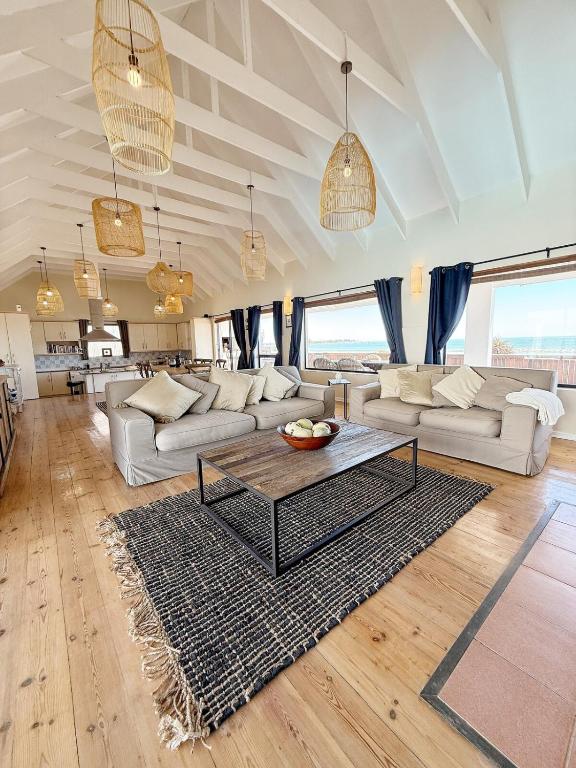 Serene Villa, Britannia Bay overlooking the beach, Stompneusbaai