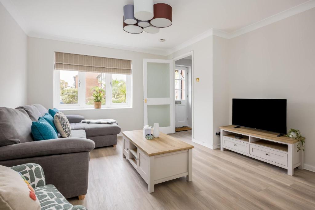 Shell Cove - With Sunny Rear Patio Near Harbourside Park, Poole