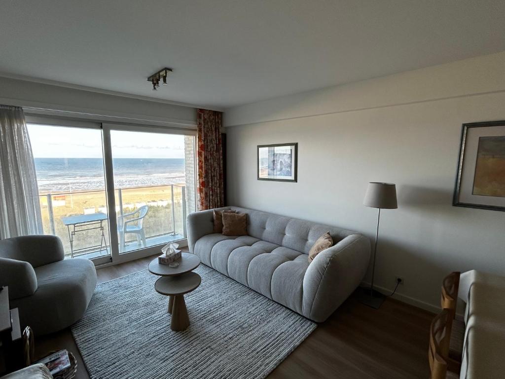 Seagull, Ruim en volledig vernieuwd appartement met zeezicht in Westende, Middelkerke