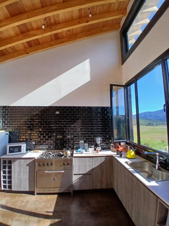 Exclusiva Casa de Categoría a Estrenar con Piscina Climatizada en San Martin de los Andes - 4