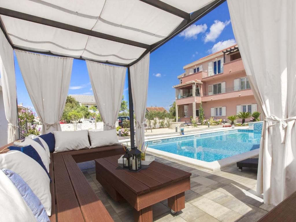 Grebastica Poolside Villa バルコニー/テラス