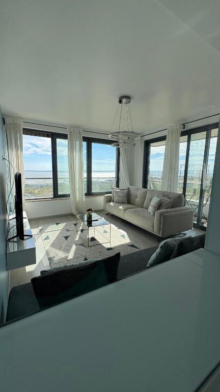 Riverside Luxe 1BR Retreat in Expo, Lisbon