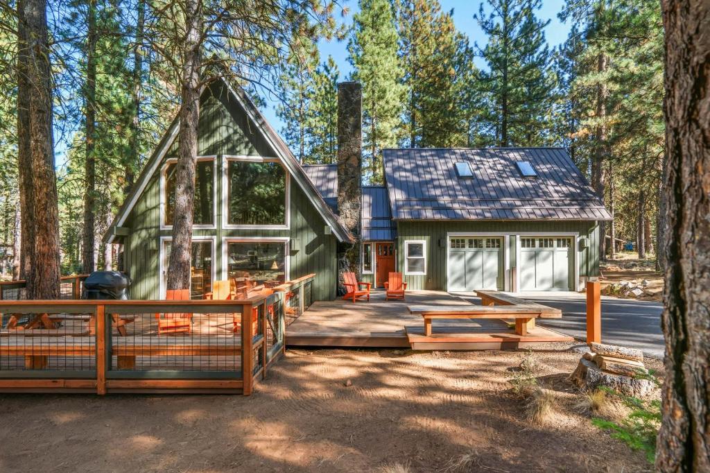 Spring Home 6 - Cozy 4BR Cabin in Black Butte Ranch w Fireplace, Black Butte Ranch
