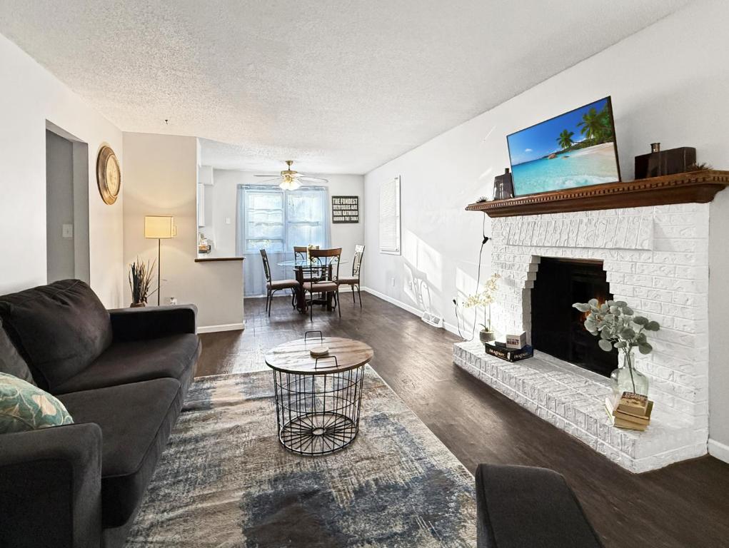 Gorgeous Clive Charmer, Near Shops, Trails & More!, Clive