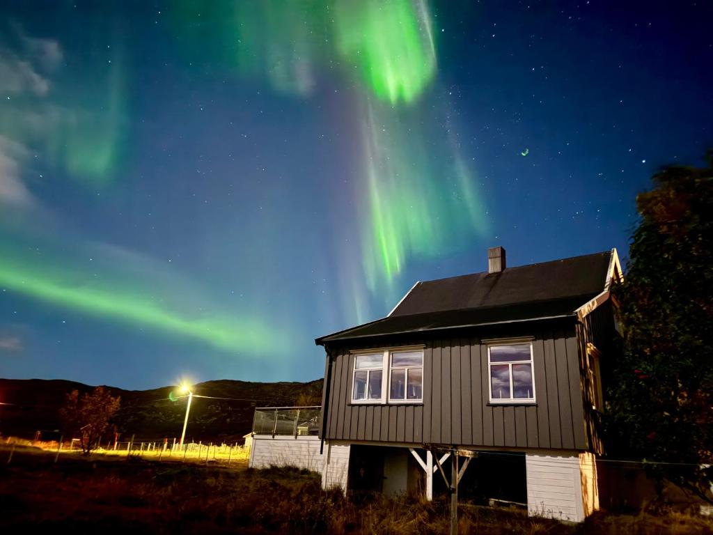 Jacuzzi, fjord view & northern lights - close to Hammerfest & North Cape, Hammerfest
