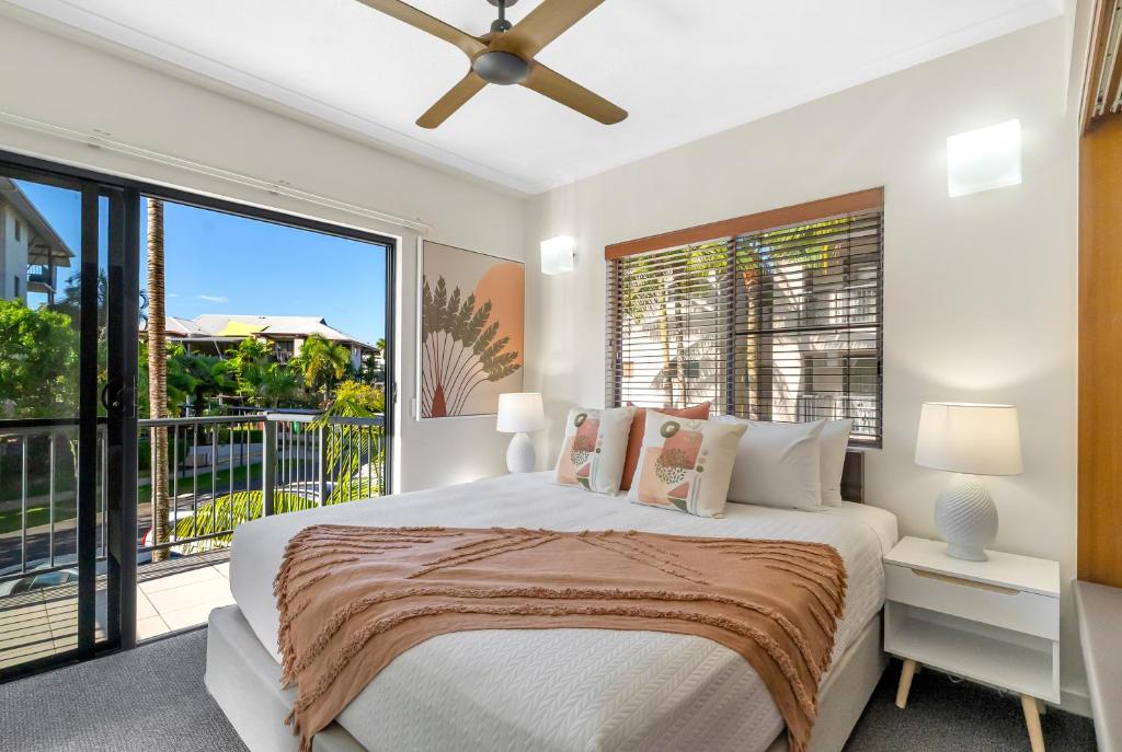 Lagoon Breeze - Beachside Living with Resort Perks, Trinity Beach