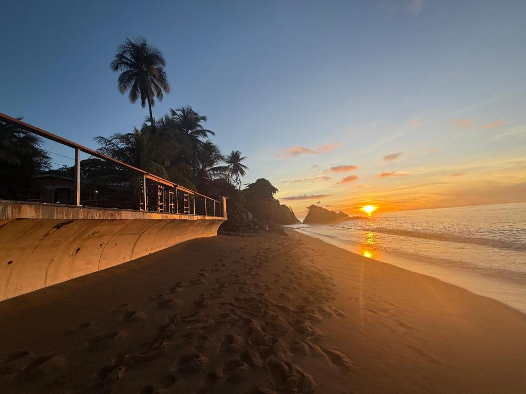 Birdies Nest Upper 2 Bedroom Beach View, Black Rock