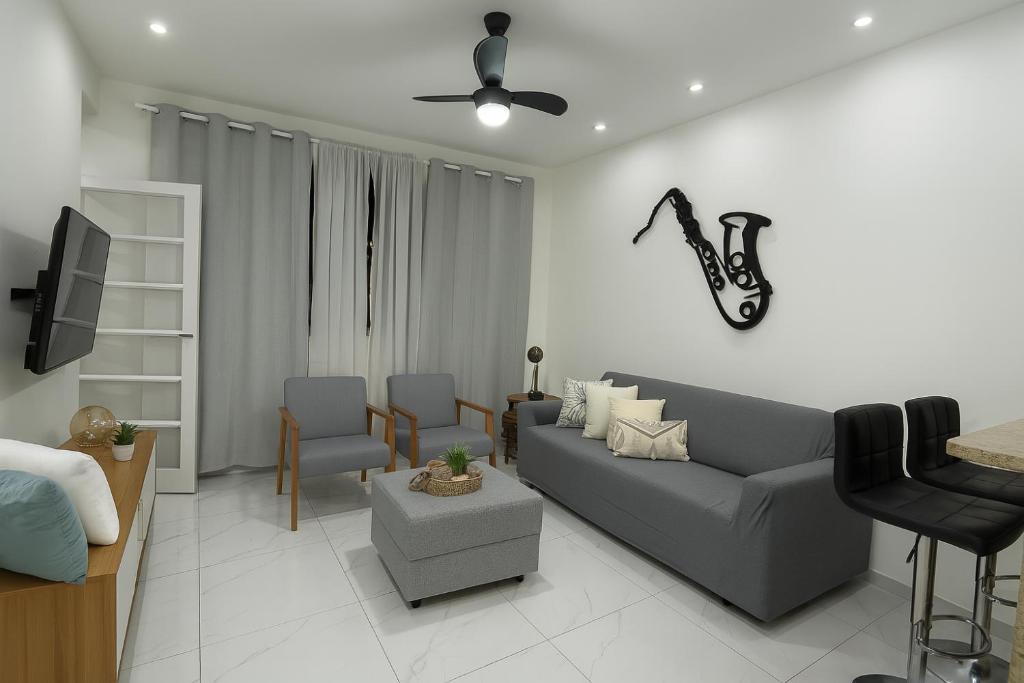 4 Min Walk to Copacabana Beach! 1BR Above Historic Roxy Theater, Rio de Janeiro