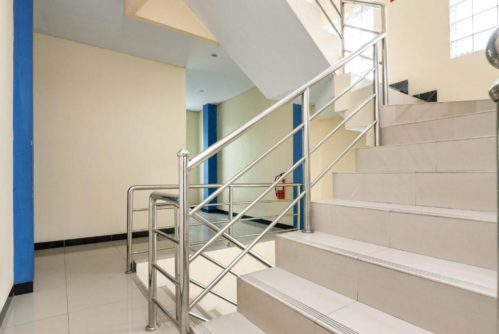 レッドドアーズ プラス アット ジャラン プムダ ジャカルタ  - img