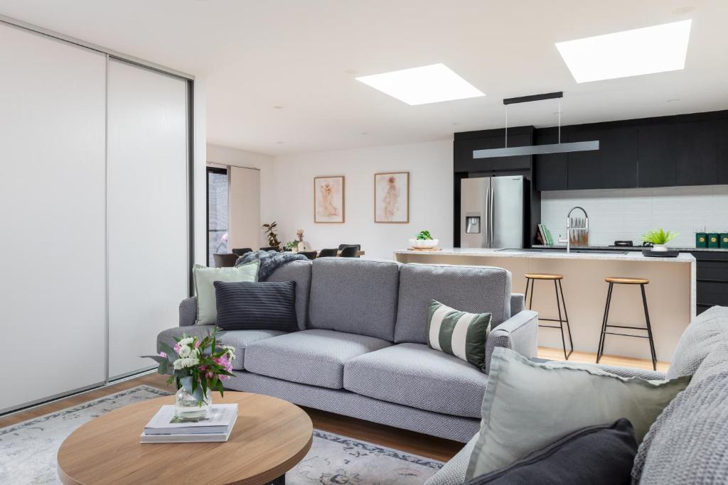 The Crescent, a modern townhouse near LGH & parks, Kings Park