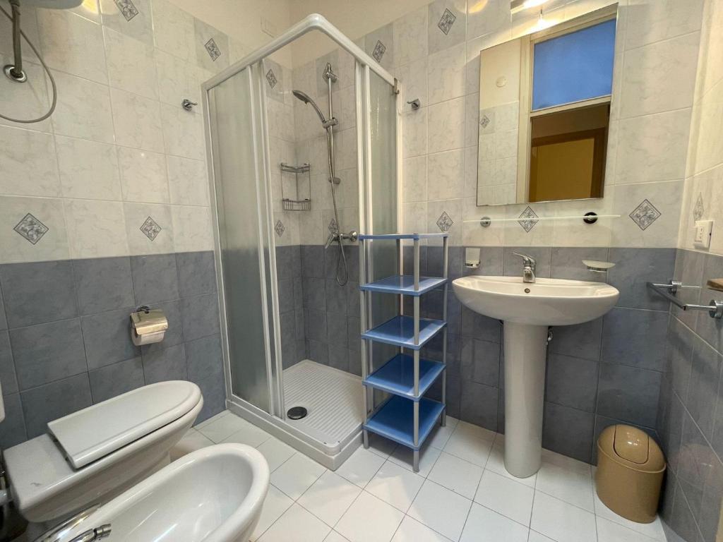 Spacious villa with garden and pool - 5