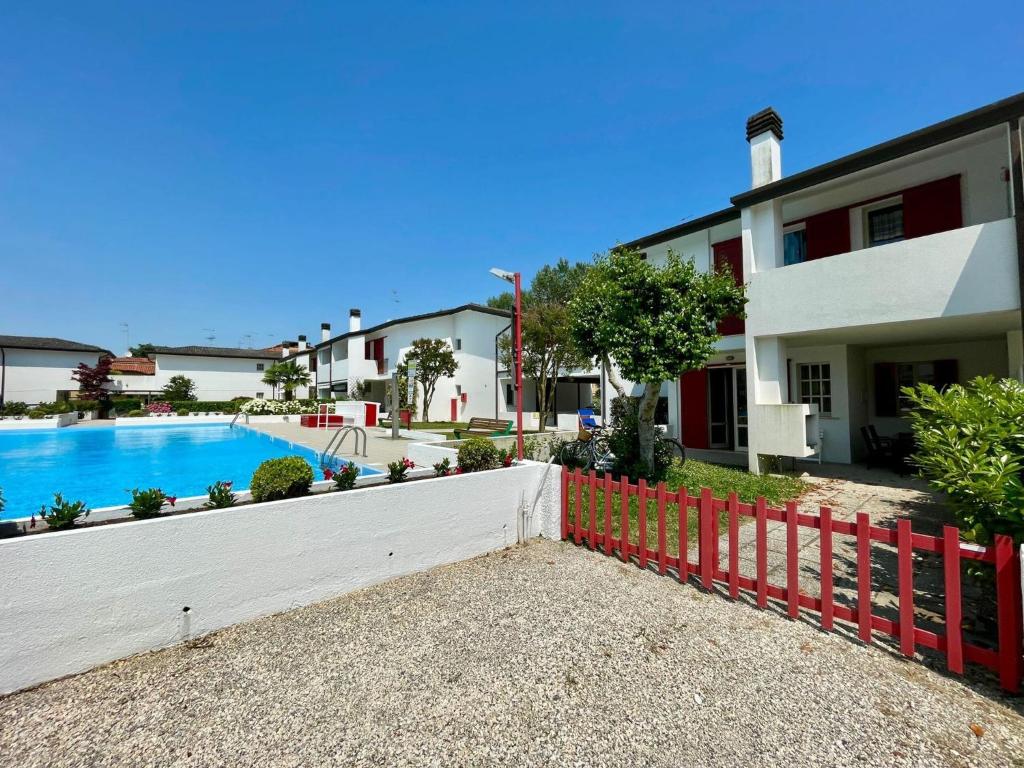 Terraced house with garden and pool - 2