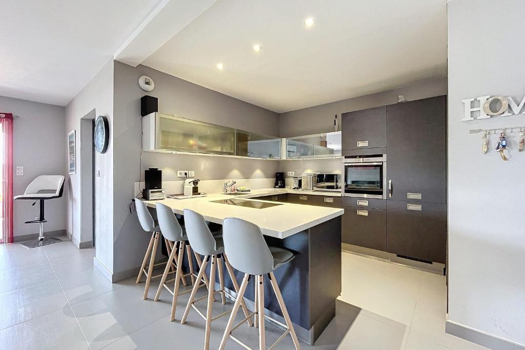 Elegant Design Apt With Balcony And Pool - 2
