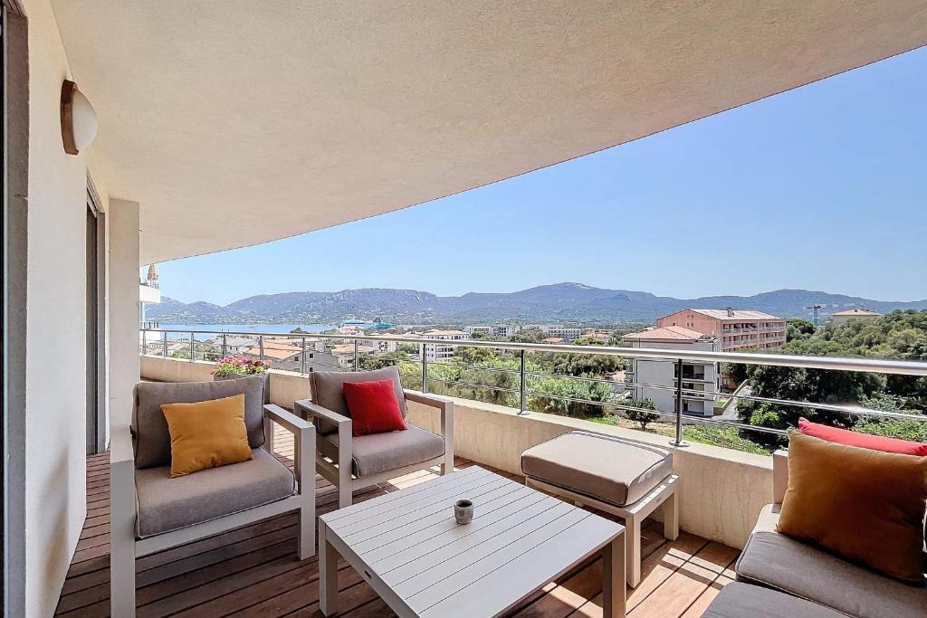 Elegant Design Apt With Balcony And Pool - 3