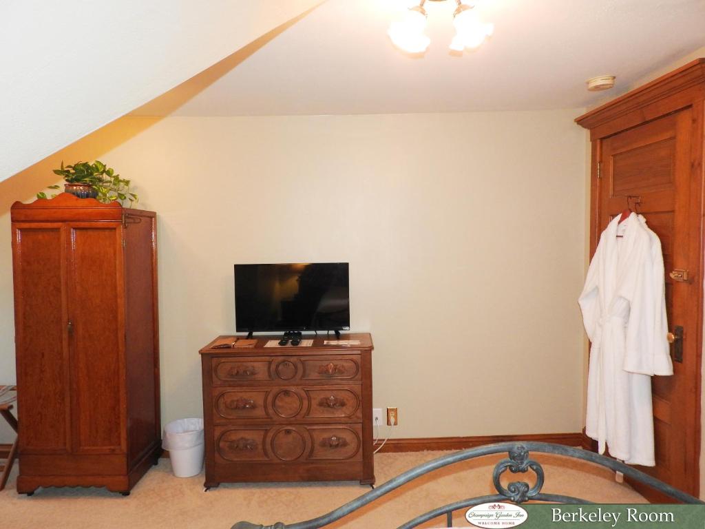 Champaign Garden Inn photo