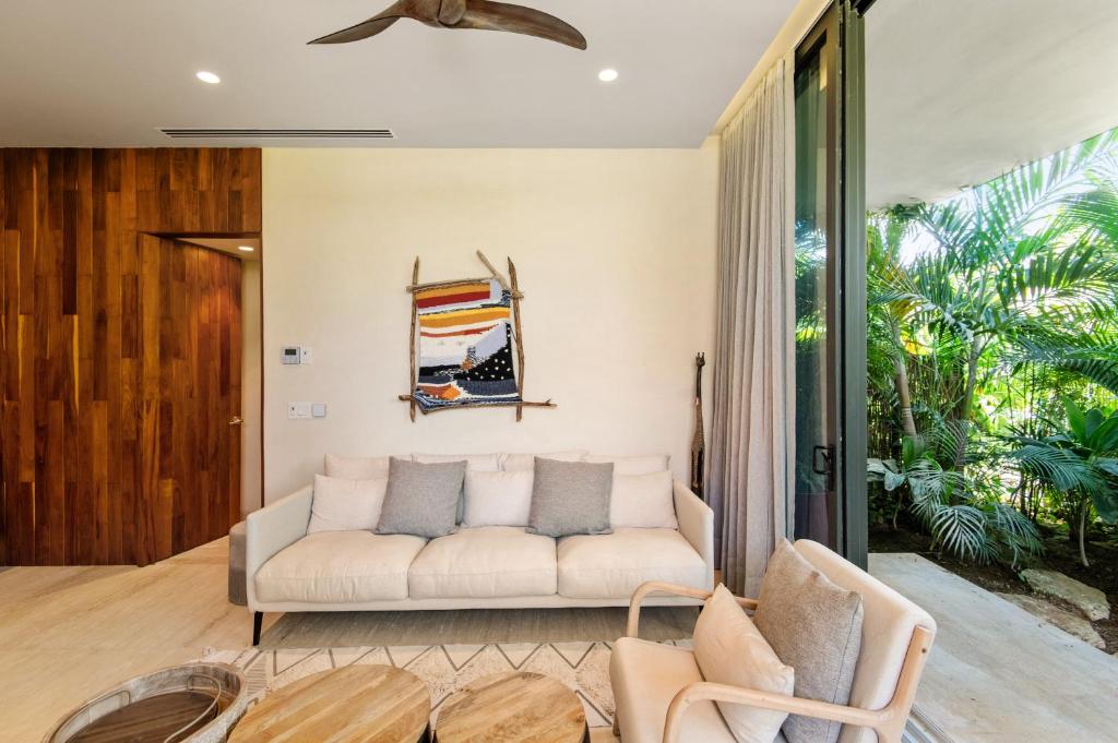 Modern Retreat with Private Garden and Jacuzzi - 3