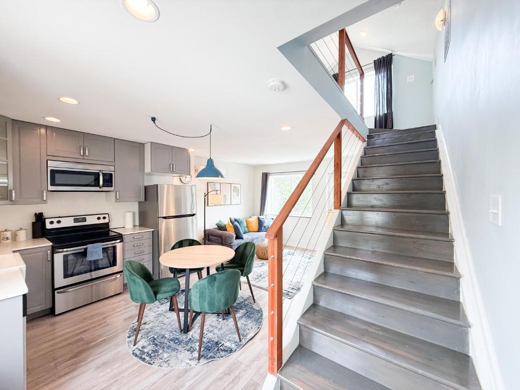 Charming B&B Mezzanine with Free Parking!, Washington