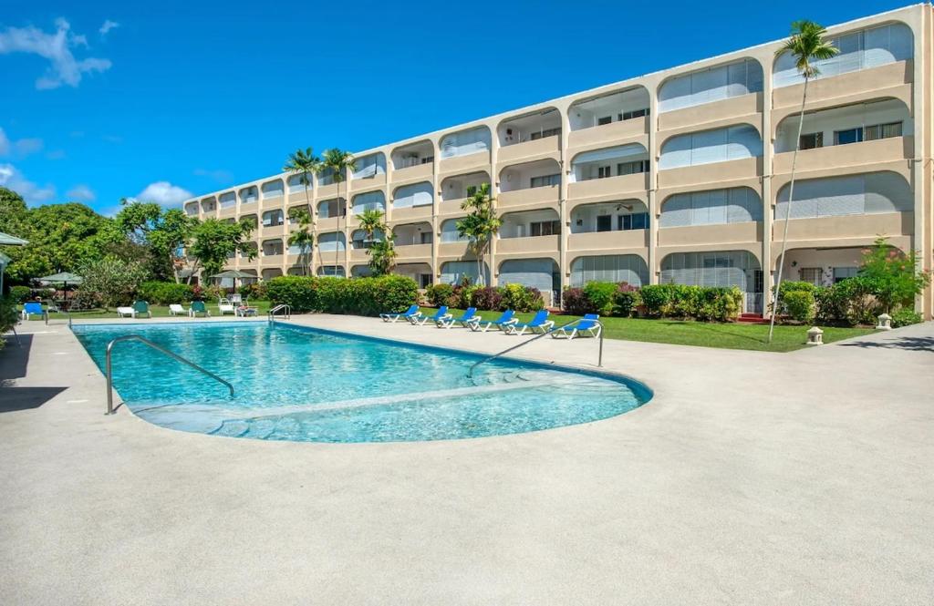 Cosy apartment with pool and garden view, Saint James