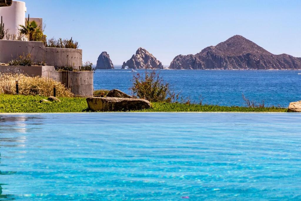 Beachfront luxury Condo w Pool - 2