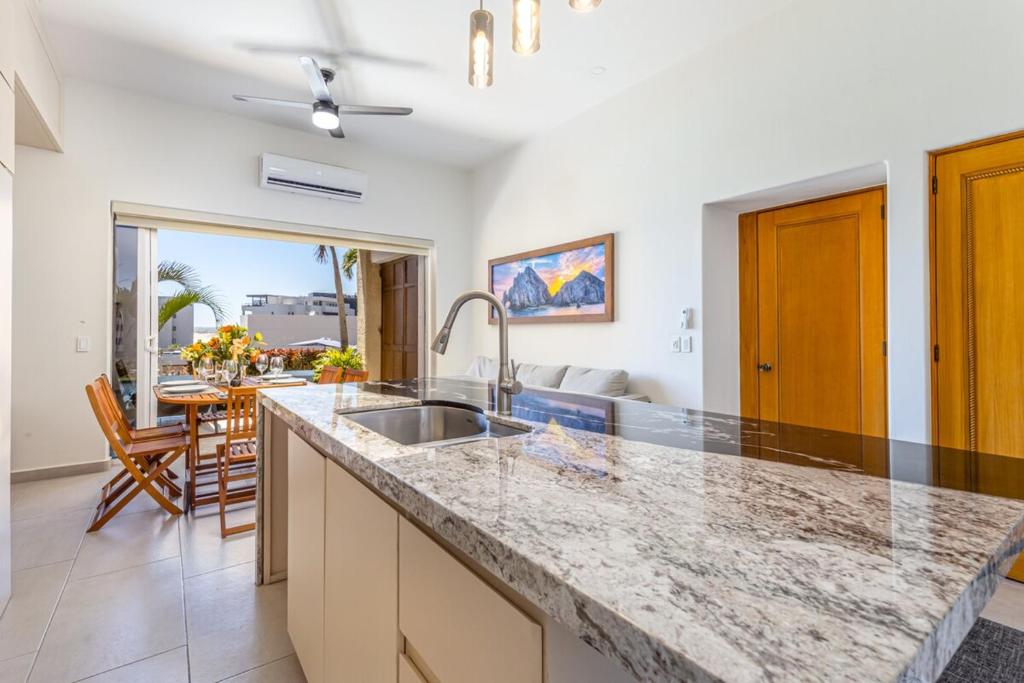 Beachfront luxury Condo w Pool - 3