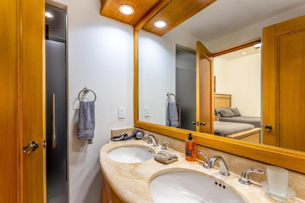 Beachfront luxury Condo w Pool - 4