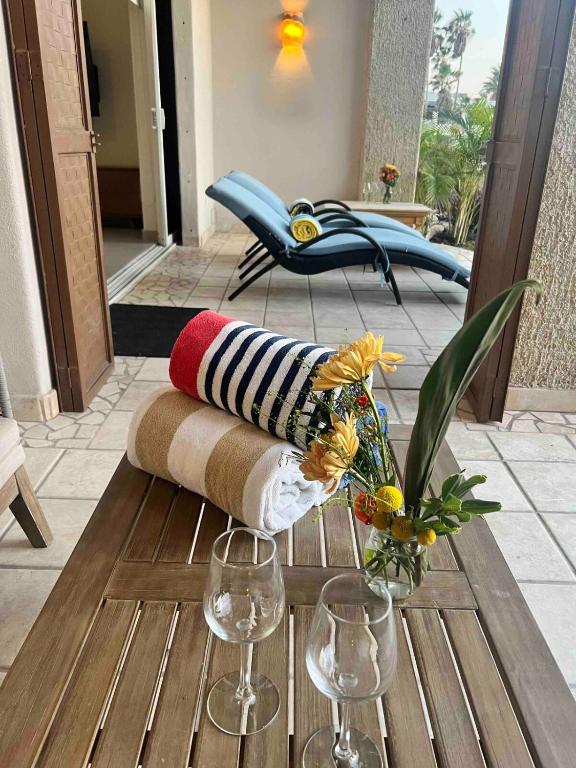 Beachfront luxury Condo w Pool - 5