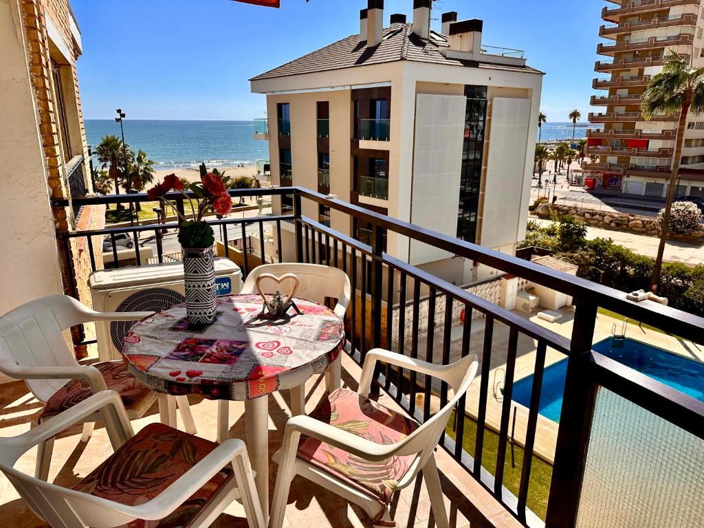 Modern 1 Bedroom Seaside Apartment with Pool - 1