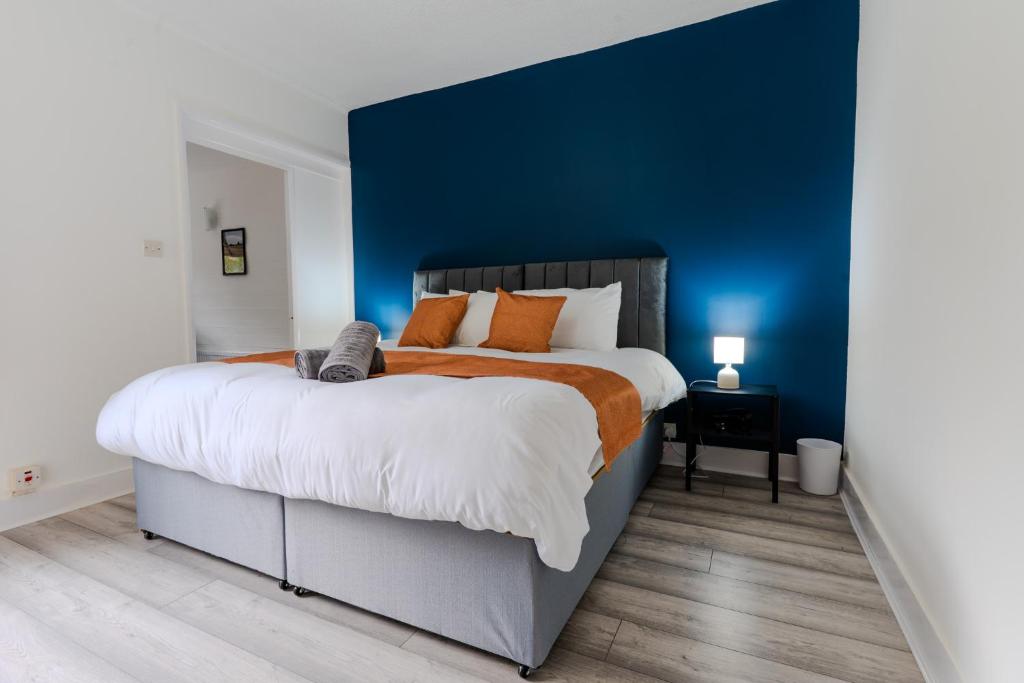 3 Bed Apartment with Adjoining 3rd Bedroom -Contractor and Long Stays Pool Table, Rainham