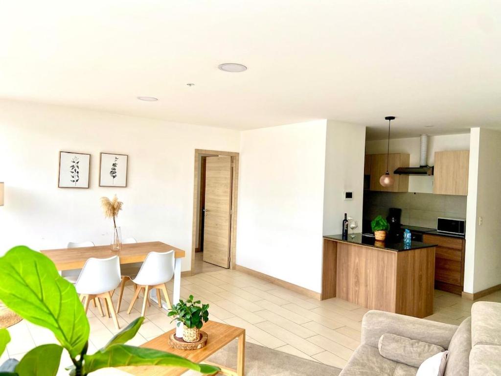 Boho apt-balcony in La Carolina, 60" TV 4K - 2