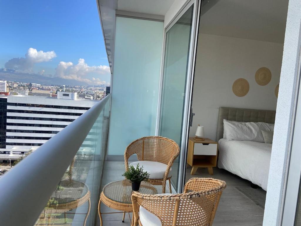 Boho apt-balcony in La Carolina, 60 TV 4K, Quito