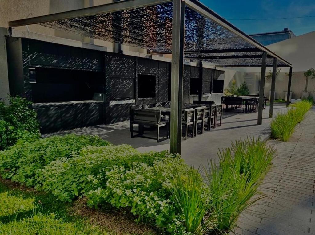 Cómodo, con cochera cerca del hospital italiano - 2