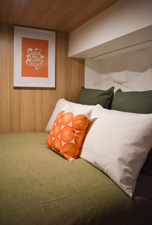 Bold and Vibrant with large bathtub and rain shower, Hobart