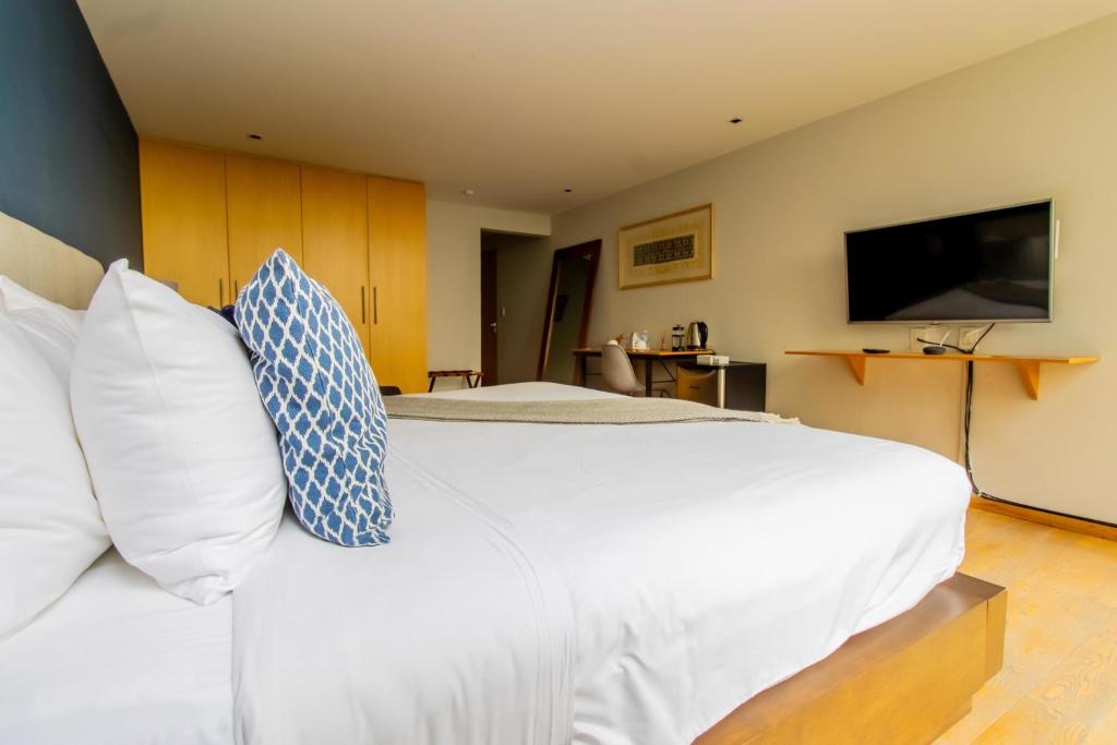 Bright 2BR in Polanco Gym Security - 5
