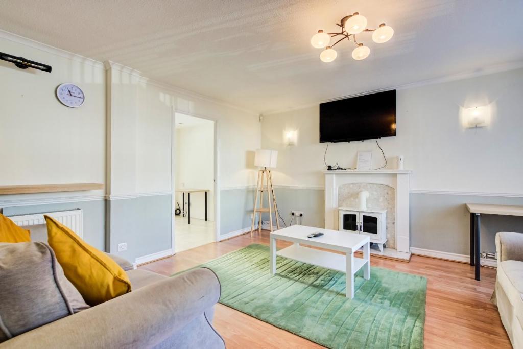 Spacious Tilbury Home - Perfect for Contractors, Families, Groups, East Tilbury