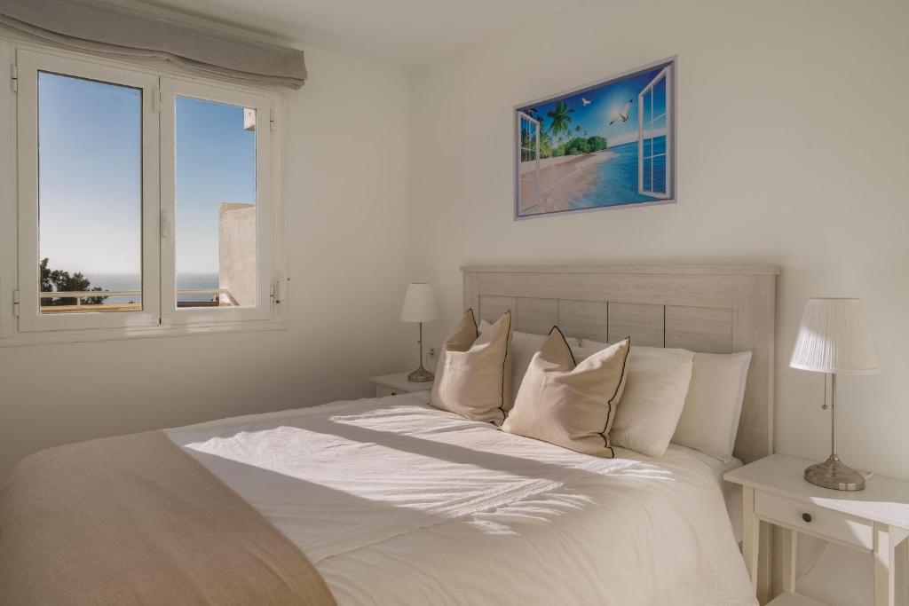 Stylish 2BR Apt | Balcony & Sea Views - 2