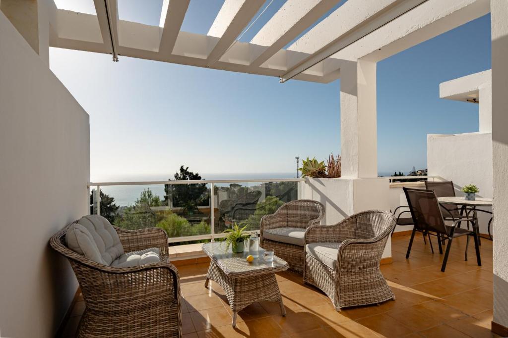 Stylish 2BR Apt | Balcony & Sea Views - 3