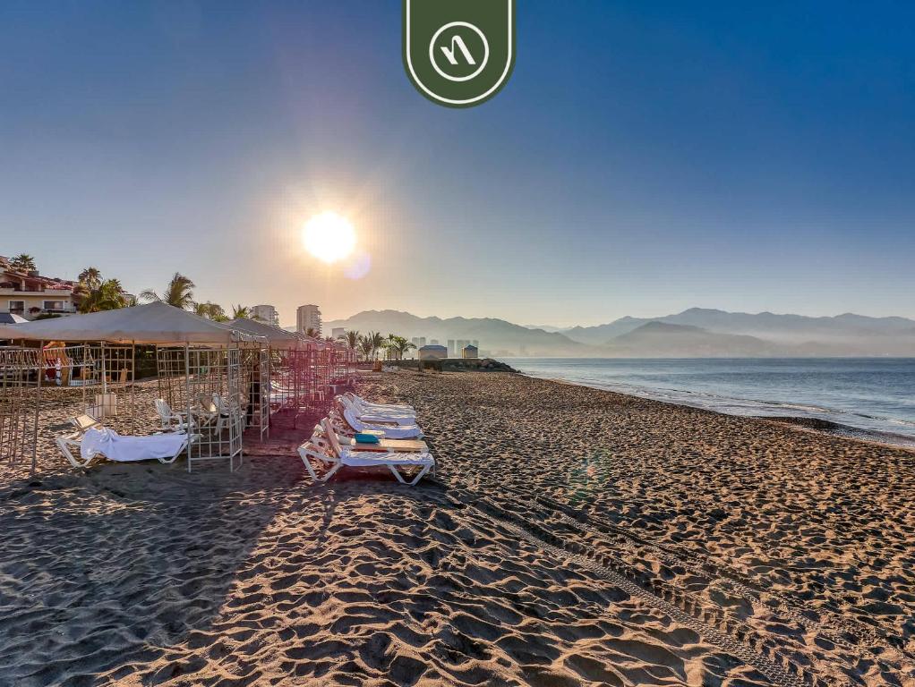Beachfront 2 BR Condo - Beach - Pools - Tennis - 1