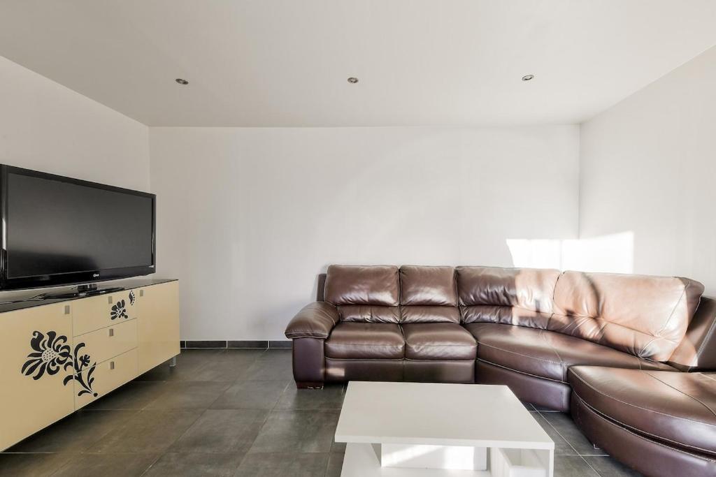 Cosy 5BR house with a lovely terrace - 2