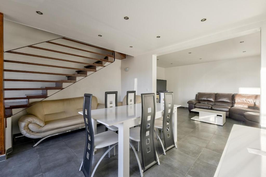 Cosy 5BR house with a lovely terrace - 4