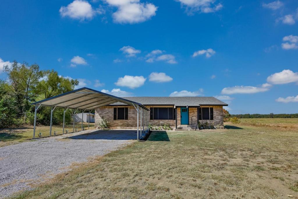 Off the Rails Retreat, Thackerville