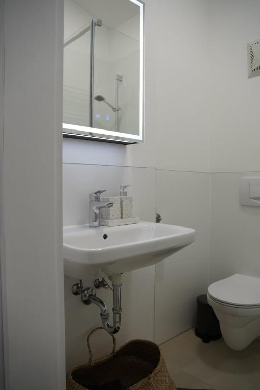 Quiet design apartment with free parking - 2