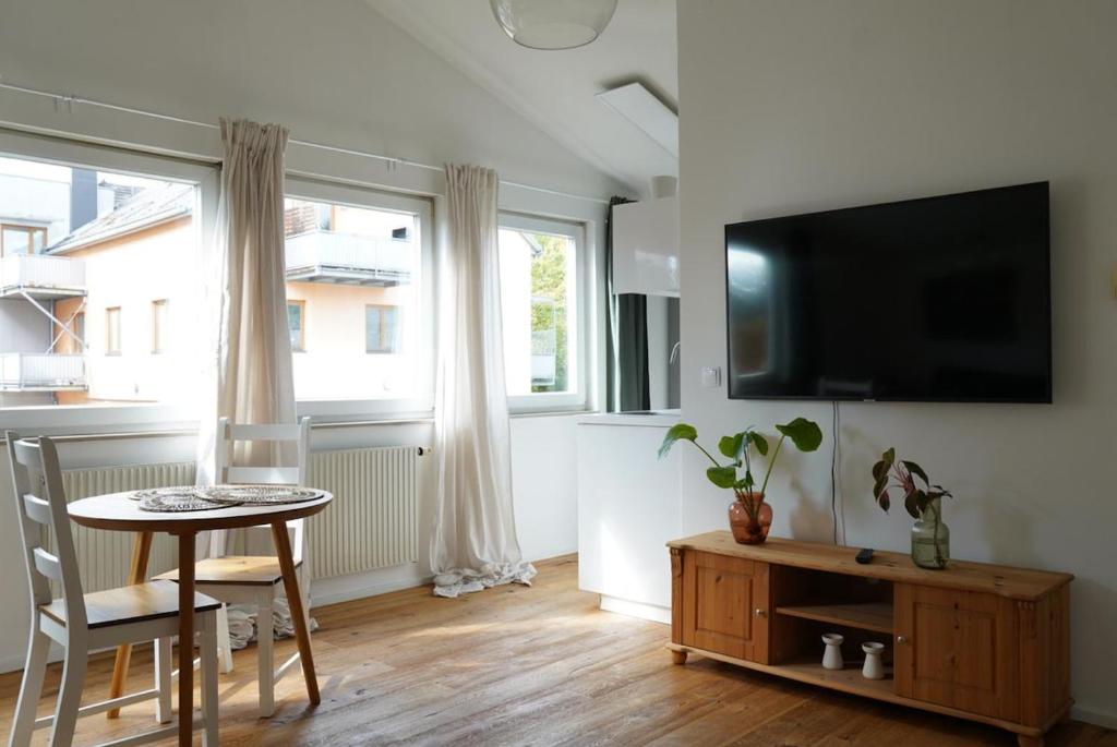 Green oasis with large balcony & parking - 5