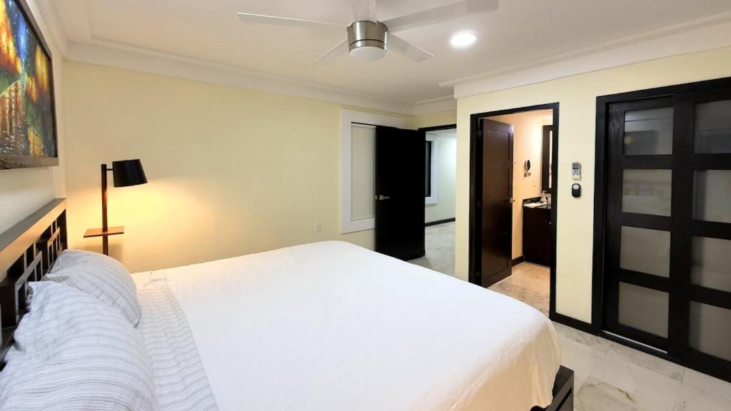 Big & Luxury 2 Bedroom Condo on 5th Ave, King Bed, 2 Baths, Steps from the beach - 2