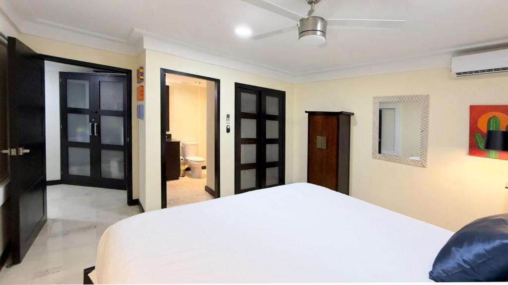 Big & Luxury 2 Bedroom Condo on 5th Ave, King Bed, 2 Baths, Steps from the beach - 3