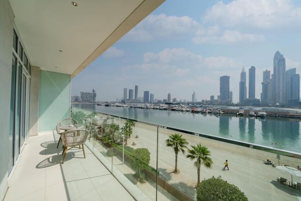 Modern 1 Bed Beachfront Emaar Beachfront Living, Dubaï